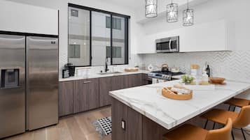 Frigorífico, microondas, horno y placa de cocina