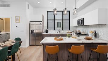 Frigorífico, microondas, horno y placa de cocina