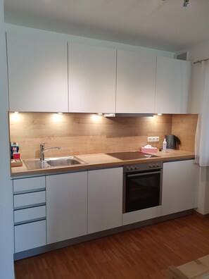 Kühlschrank, Ofen, Herdplatte, Geschirrspüler