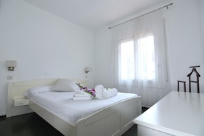 2 bedrooms, iron/ironing board - Rental in La Almadrava beach, Roses. Apartment with sea views, private terrace, equipped kitchen. Book now! (Roses)