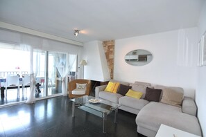 TV - Rental in La Almadrava beach, Roses. Apartment with sea views, private terrace, equipped kitchen. Book now! (Roses)
