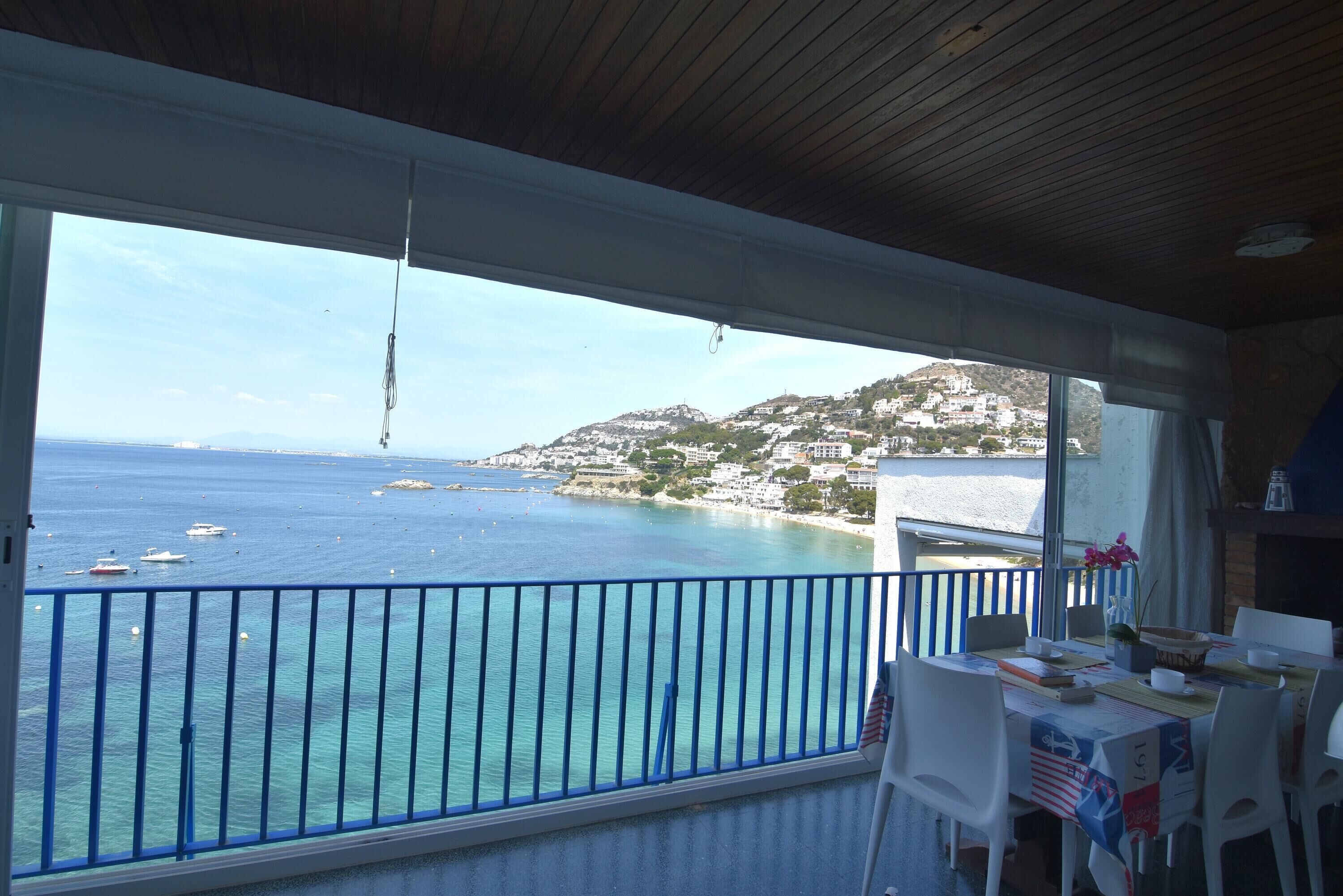 Ein Balkon mit Blick auf das Meer und eine Stadt.