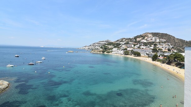 A coastal town with clear blue waters, boats, and a beach. - Rental in La Almadrava beach, Roses. Apartment with sea views, private terrace, equipped kitchen. Book now! (Roses)