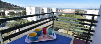 Incredible holiday studio in Costa Brava. Community pool, balcony with views. Book now!