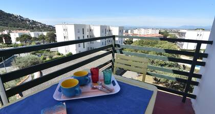 Incredible holiday studio in Costa Brava. Community pool, balcony with views. Book now!