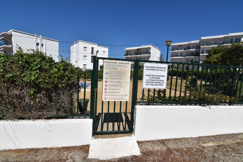 Increíble estudio vacacional en Costa Brava. Piscina comunitaria, balcón con vistas. ¡Reserva ahora!