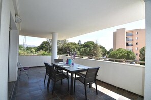 Outdoor dining - Apartment in Santa Margarida, Roses: Large Terrace, Air Conditioning, Parking. Near the Beach and Center. (Roses)