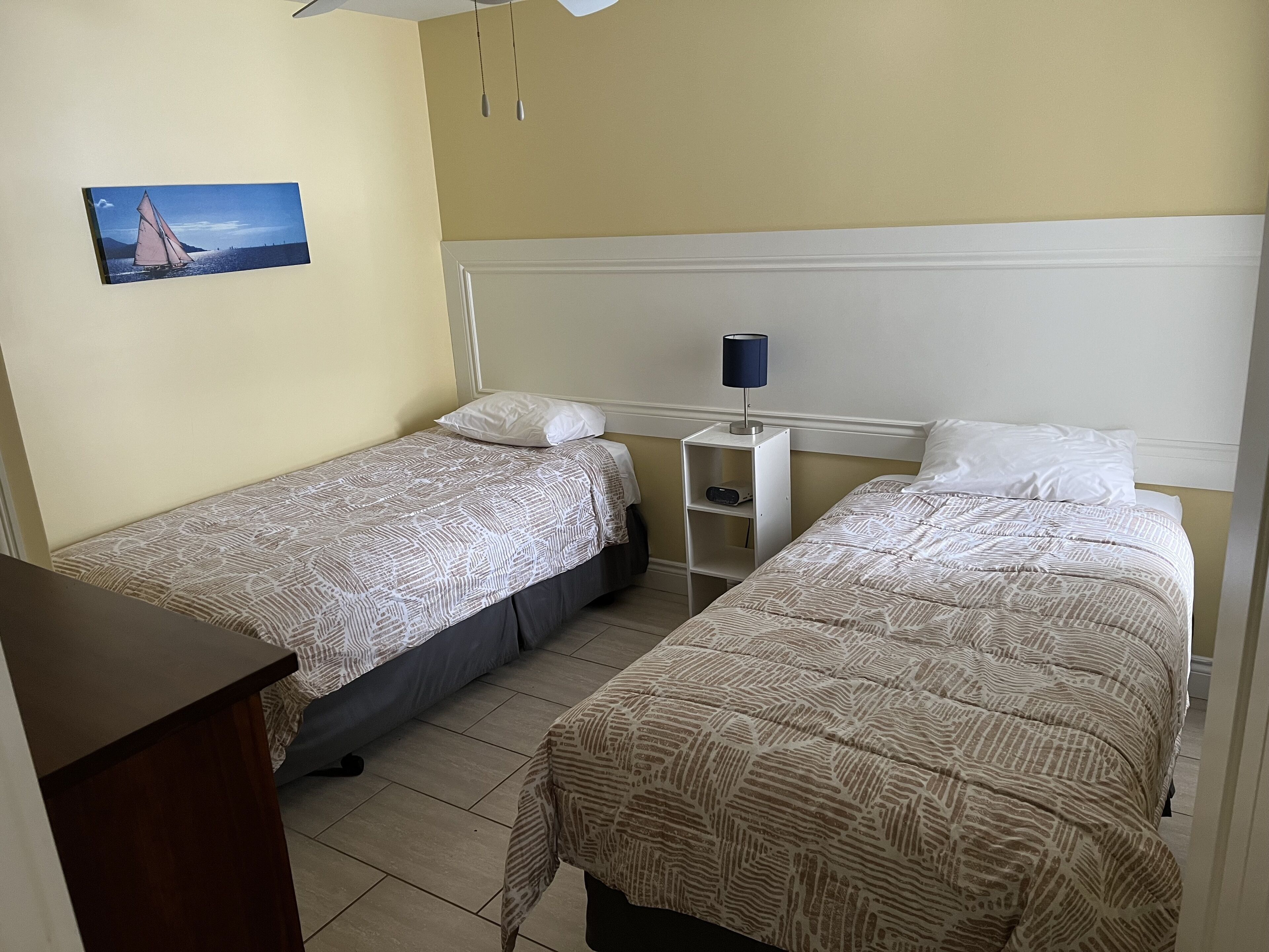 2 chambres, coffres-forts dans les chambres, fer et planche à repasser