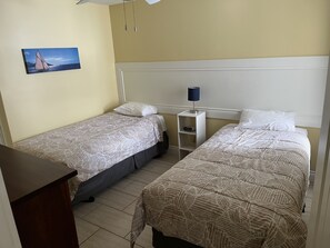 2 chambres, coffres-forts dans les chambres, fer et planche à repasser