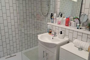 Shower, hair dryer, towels - Apartment - Sleeps 4 - Pet friendly - Parking (Troon)