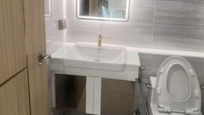 A bathroom with a modern sink, a mirror, and a toilet. - Stunning 1 bed apartment in Lamung District (Thailand)
