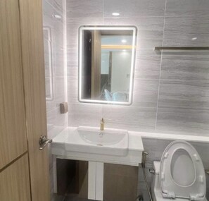 Shower, hair dryer, towels