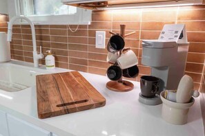 Een koelkast, een magnetron, een oven, een kookplaat