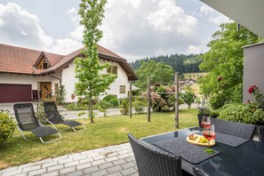 Outdoor dining - Holiday Apartment 'Hohfelsenblick' with Terrace, Balcony and Wi-Fi (Seebach)