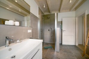 Douche, articles de toilette gratuits, sèche-cheveux