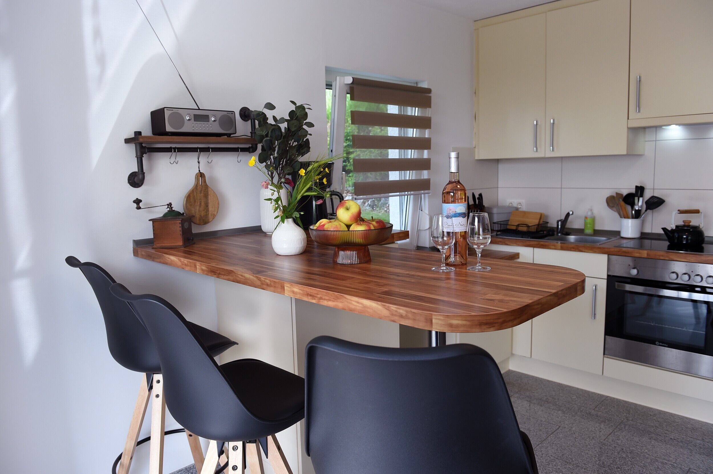 Fridge, oven, stovetop, coffee/tea maker