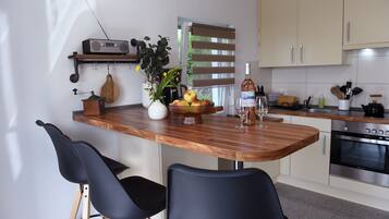 Fridge, oven, stovetop, coffee/tea maker