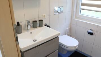 Douche, sèche-cheveux, serviettes fournies