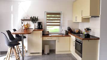Fridge, oven, stovetop, coffee/tea maker