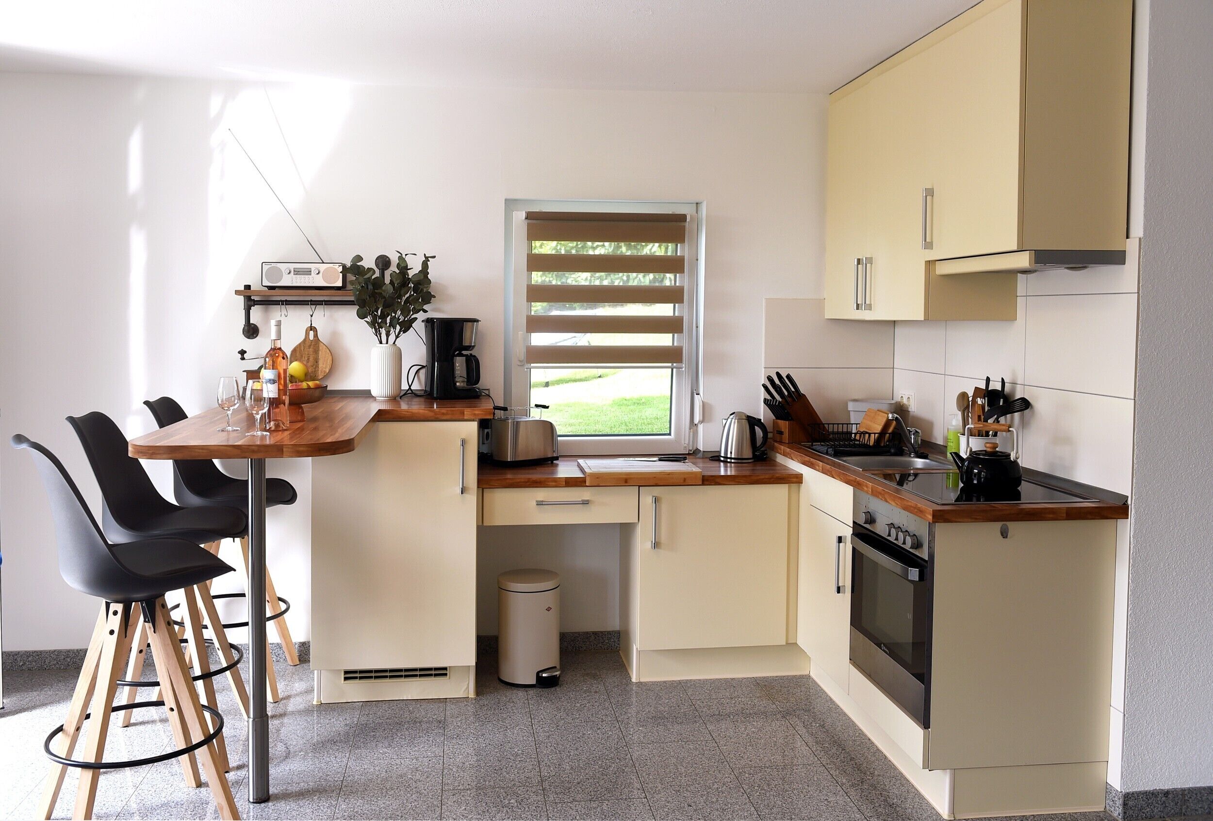 Réfrigérateur, un four, surface de cuisson, cafetière-théière