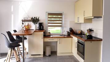 Fridge, oven, stovetop, coffee/tea maker