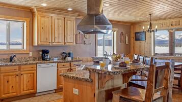 House (Multiple Bedrooms) | Private kitchen | Fridge, microwave, oven, stovetop