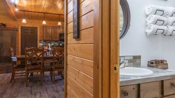 Maison (4 Bedrooms) | Salle de bain | Ensemble douche/baignoire, serviettes fournies