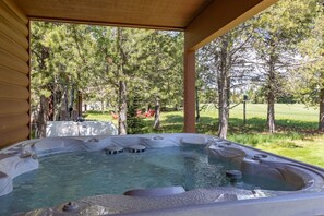 Outdoor spa tub - Deer View (Island Park)