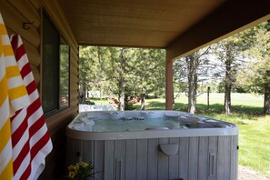 Outdoor spa tub