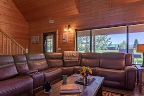 House (4 Bedrooms) | Living area