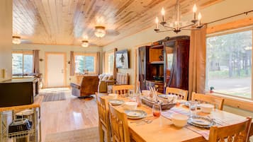 Villa (2 Bedrooms) | Dining room