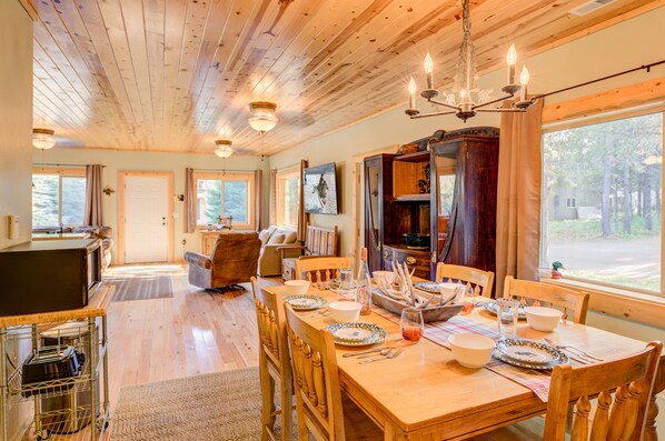 Villa (2 Bedrooms) | Dining room