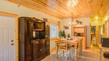 Villa (2 Bedrooms) | Dining room