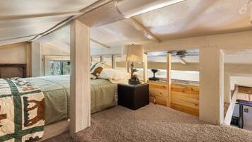 House (2 Bedrooms) | 2 bedrooms, travel cot, bed sheets