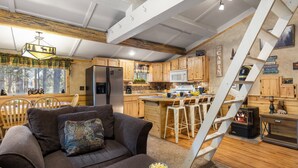 Nhà (2 Bedrooms) | Khu phòng khách