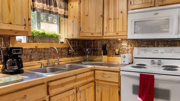 House (2 Bedrooms) | Private kitchen | Fridge, microwave, oven, stovetop