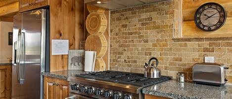 House (5 Bedrooms) | Private kitchen | Fridge, microwave, oven, stovetop