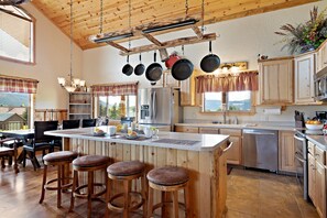 House (4 Bedrooms) | Dining room