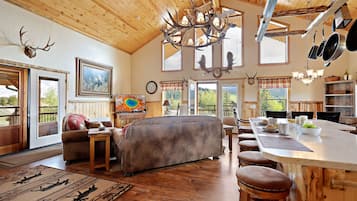 House (4 Bedrooms) | Living area