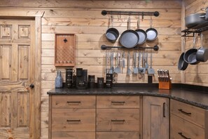 Casa (Multiple Bedrooms) | Cocina privada | Microondas, horno, parrilla de estufa y lavavajillas