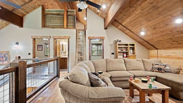 Villa (5 Bedrooms) | Living area
