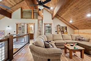 Villa (5 Bedrooms) | Living area