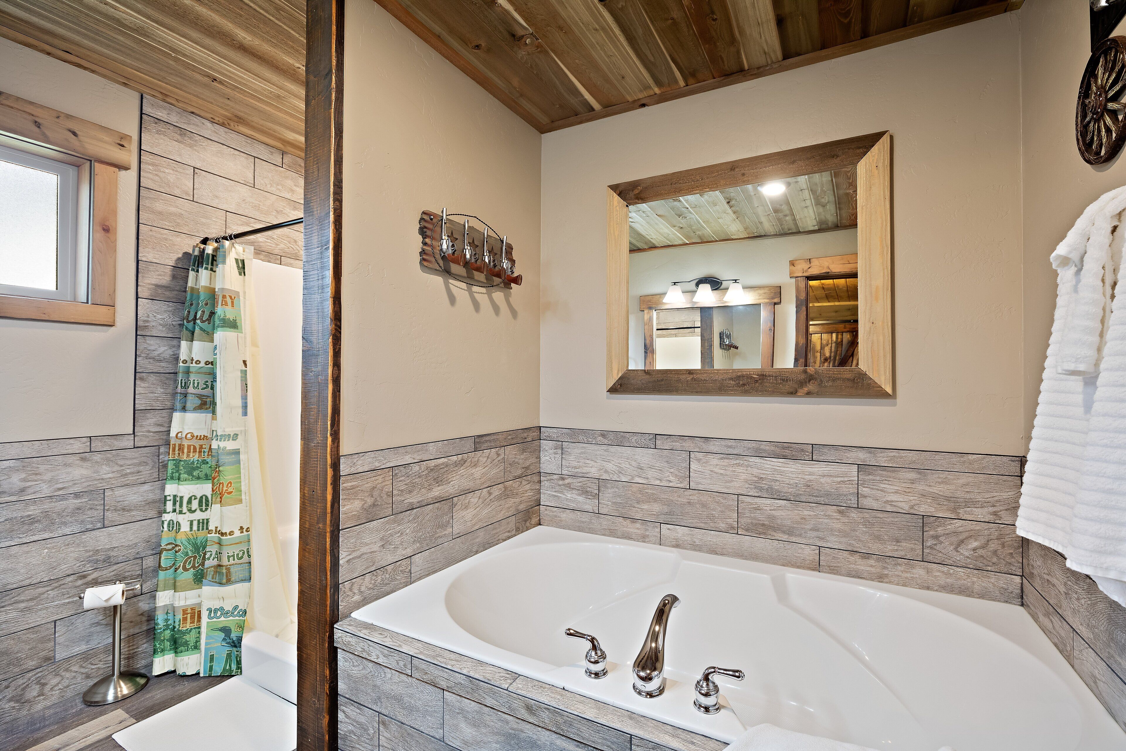 Villa (5 Bedrooms) | Bathroom | Combined shower/tub, towels, soap, shampoo