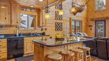 House (4 Bedrooms) | Private kitchen | Fridge, microwave, oven, stovetop