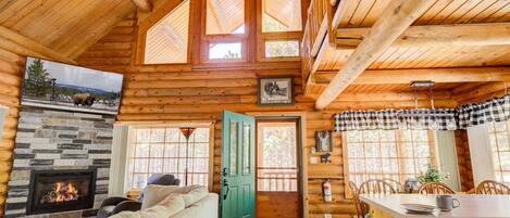 House (3 Bedrooms) | Living area