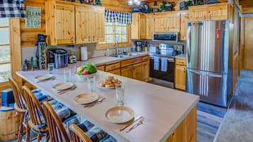 House (3 Bedrooms) | Private kitchen | Fridge, microwave, oven, stovetop