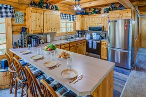 Huis (3 Bedrooms) | Privékeuken | Een koelkast, een magnetron, een oven, een kookplaat