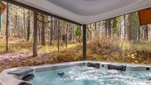 Ein Whirlpool mit Blick auf einen Wald.