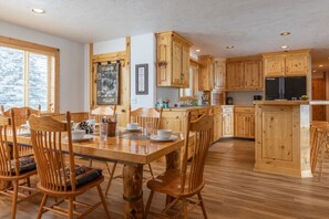 House (4 Bedrooms) | Dining room