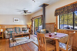House (4 Bedrooms) | Dining room